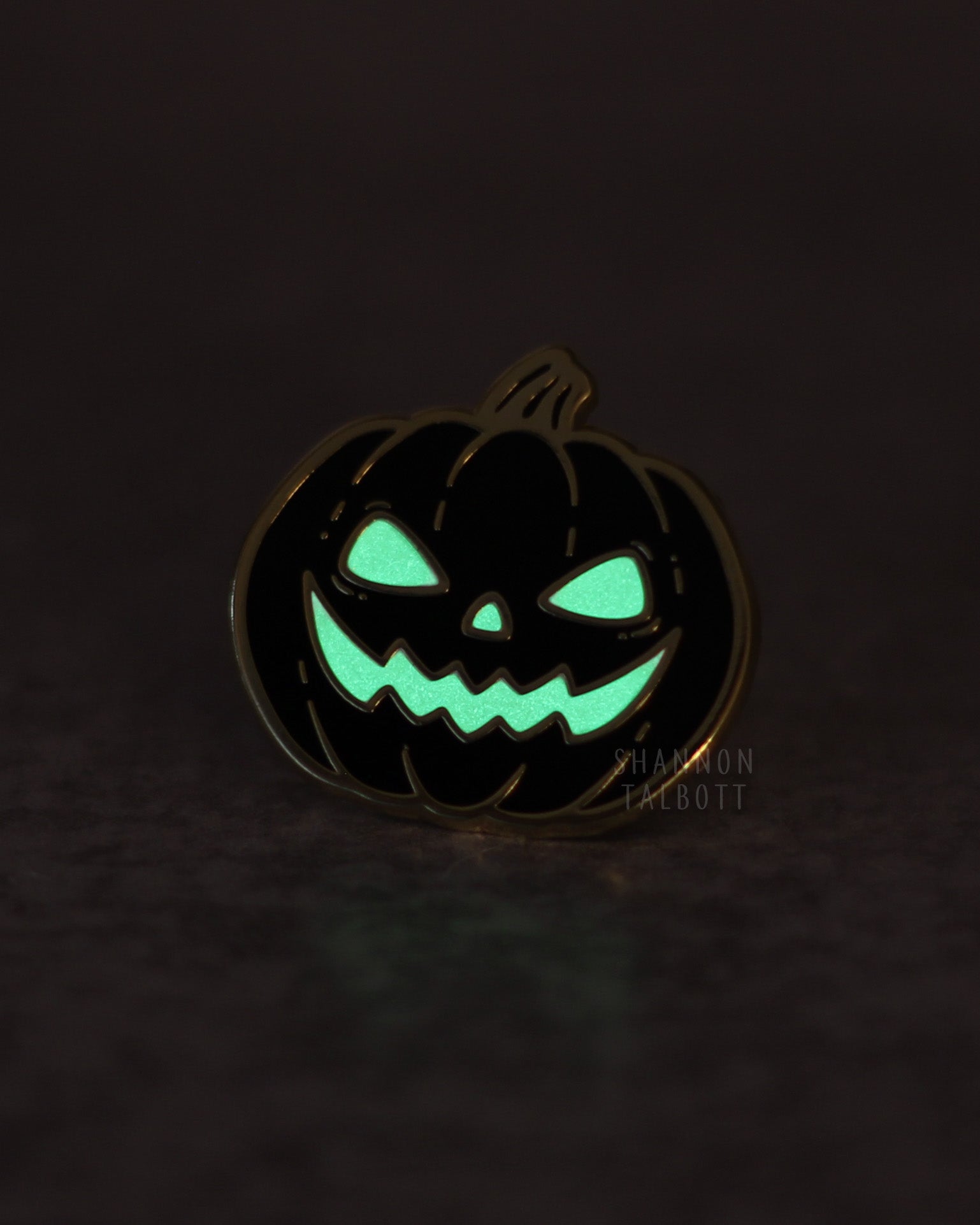 Jackolantern Pumpkin Glow in the Dark Enamel Pin in Gold